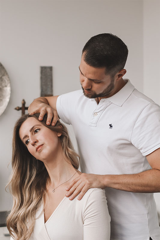 Physiotherapeut behandelt Nacken und Halswirbelsäule einer Patientin