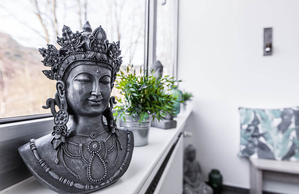 Buddha-Statue als Dekoration im Behandlungsbereich der Praxis
